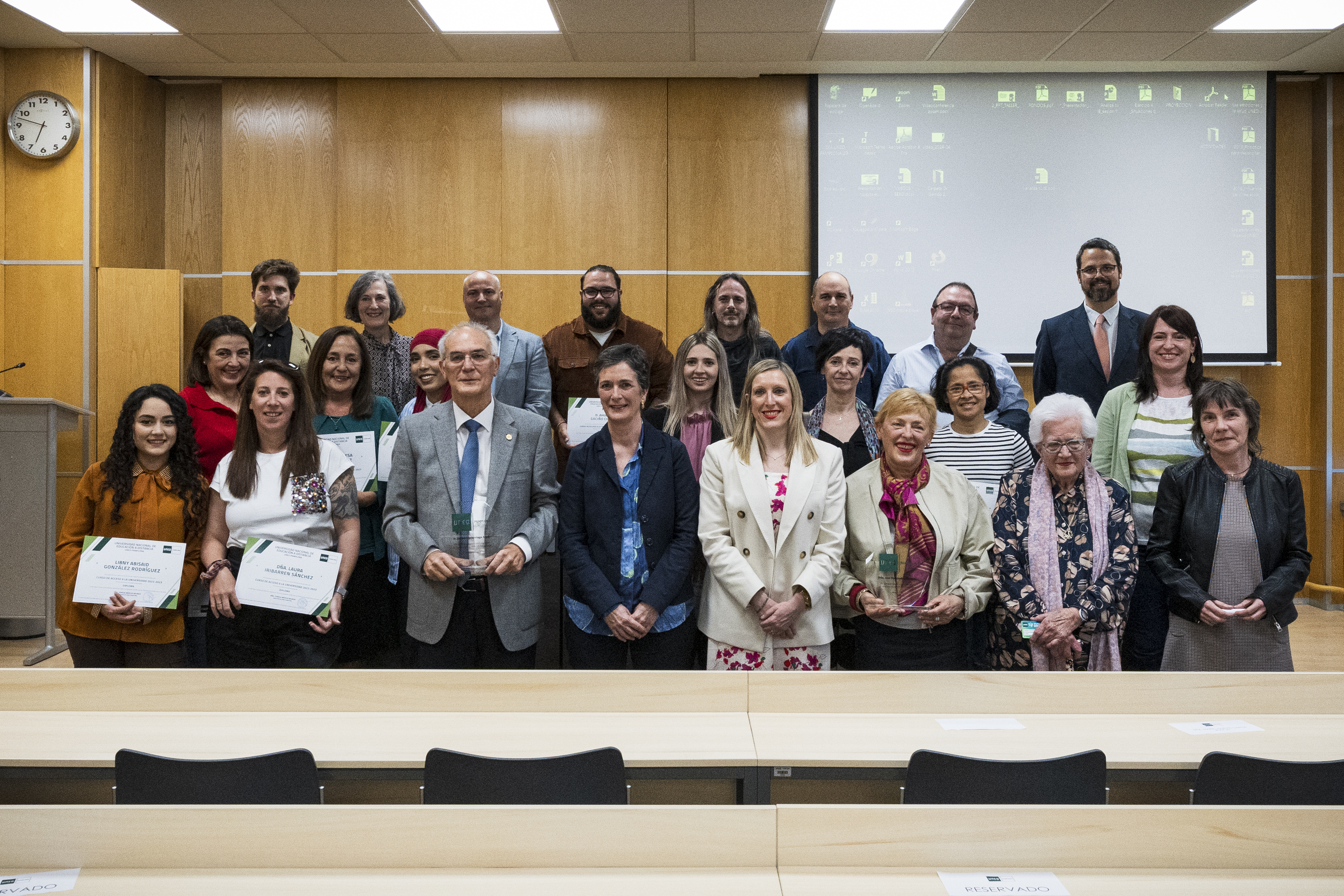 Fotografías de la entrega de diplomas a las personas que han finalizado Acceso  